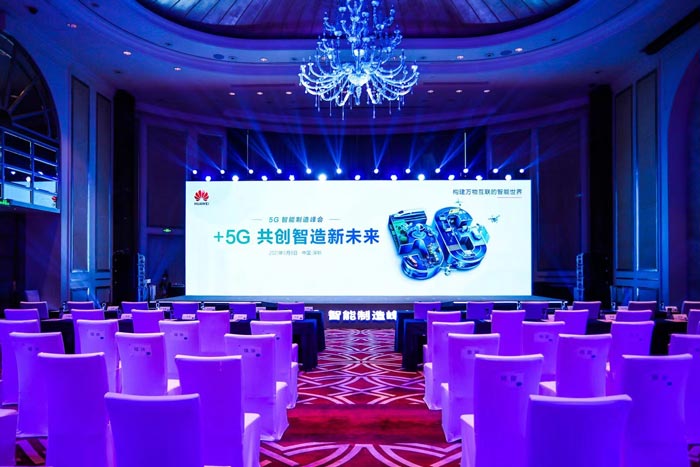 年会活动幽默搞笑创意小品表演节目剧本：《出乎意料》